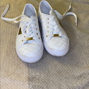 White guess low top shoes